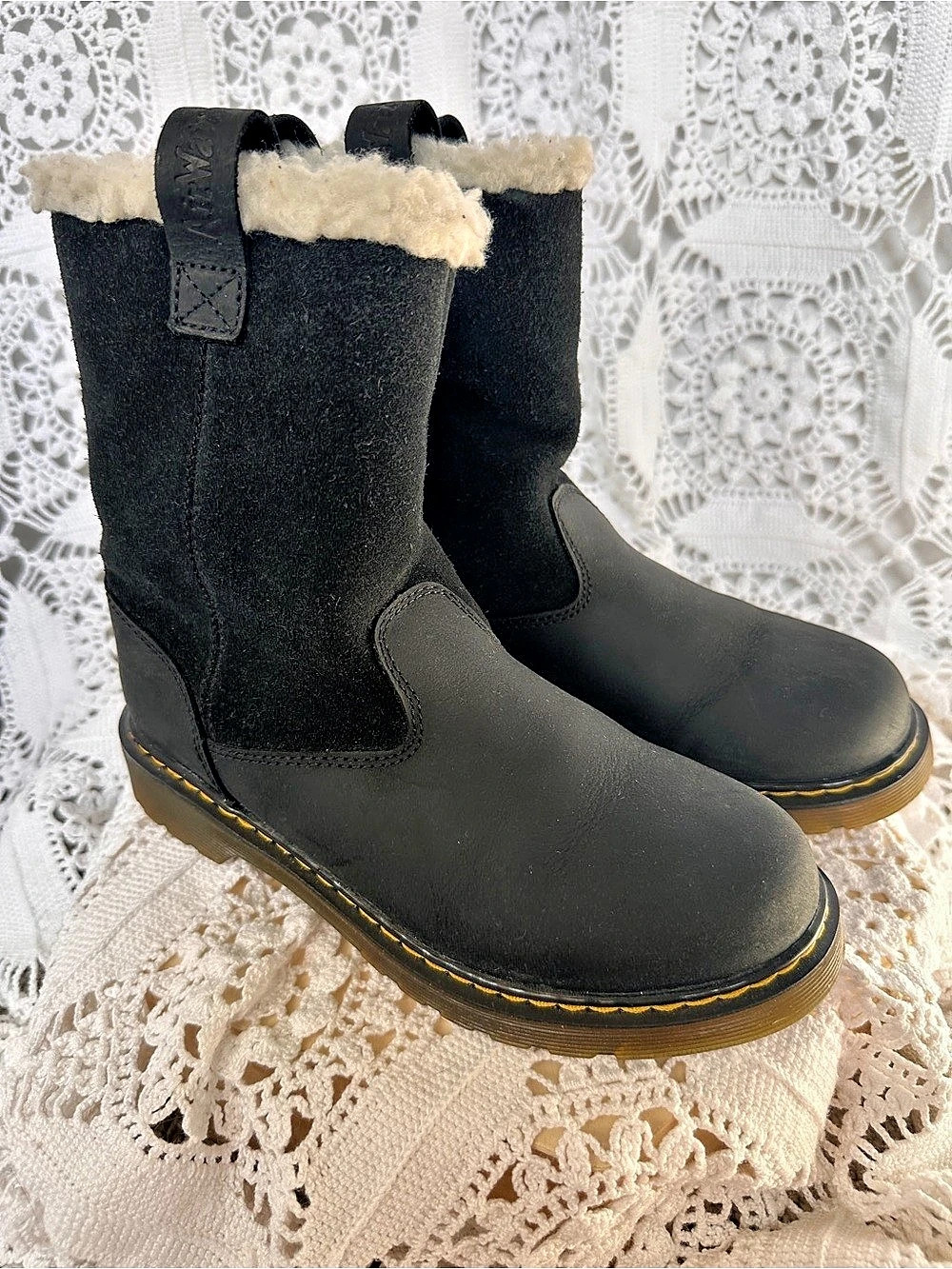 Dr Martens Juney J Black Suede Faux Fur Lined Winter Boots Women 5 / Youth 4
